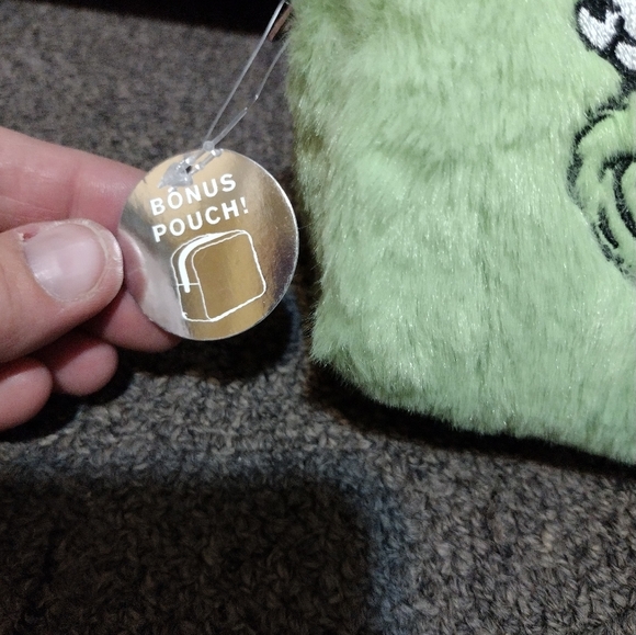 Dr Seuss The Grinch Embroidered Super Cozy Gift Bundle Socks, Eye Mask & Pouch - Picture 2 of 5